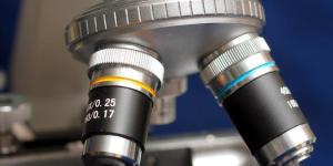 Cómo limpiar la lente de un microscopio