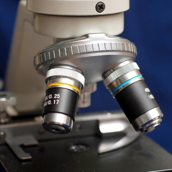 Cómo limpiar la lente de un microscopio