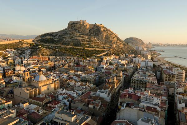 ¿Dónde viajar en febrero por España? Descubre los mejores destinos con encanto - Alicante