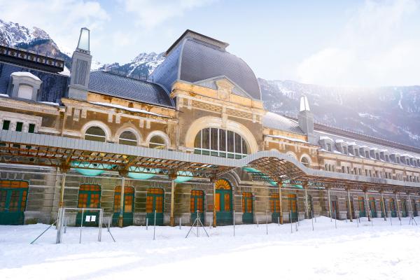 ¿Dónde viajar en febrero por España? Descubre los mejores destinos con encanto - Canfranc y el Pirineo aragonés