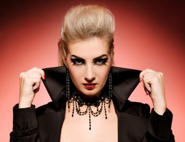 Cómo hacer un disfraz de vampiresa - Paso 3