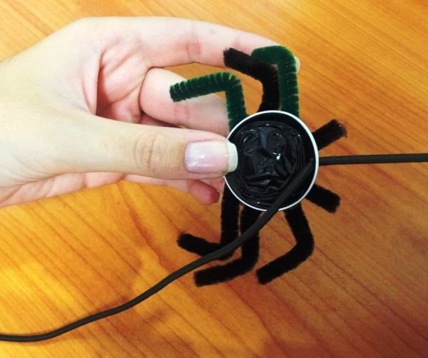 Manualidades para Halloween: arañas con cápsulas de café - Paso 4