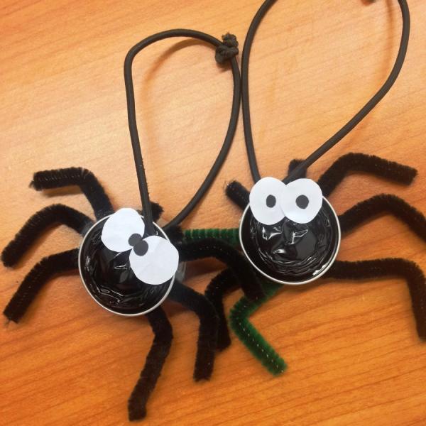 Manualidades para Halloween: arañas con cápsulas de café - Paso 6