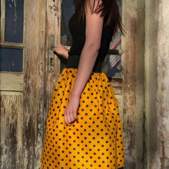 Cómo combinar una falda de lunares