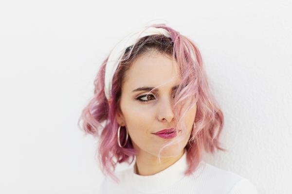 Cómo peinar el pelo corto despeinado: las mejores ideas - Look despeinado con accesorios