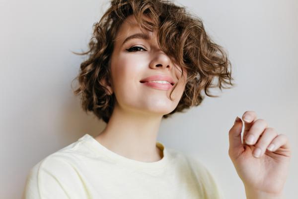 Cómo peinar el pelo corto despeinado: las mejores ideas - Ondas suaves para un aire casual
