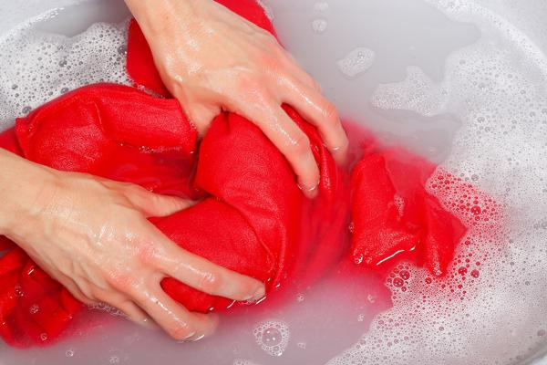 Cómo quitar manchas de vino tinto - Cómo quitar manchas de vino tinto con detergente líquido