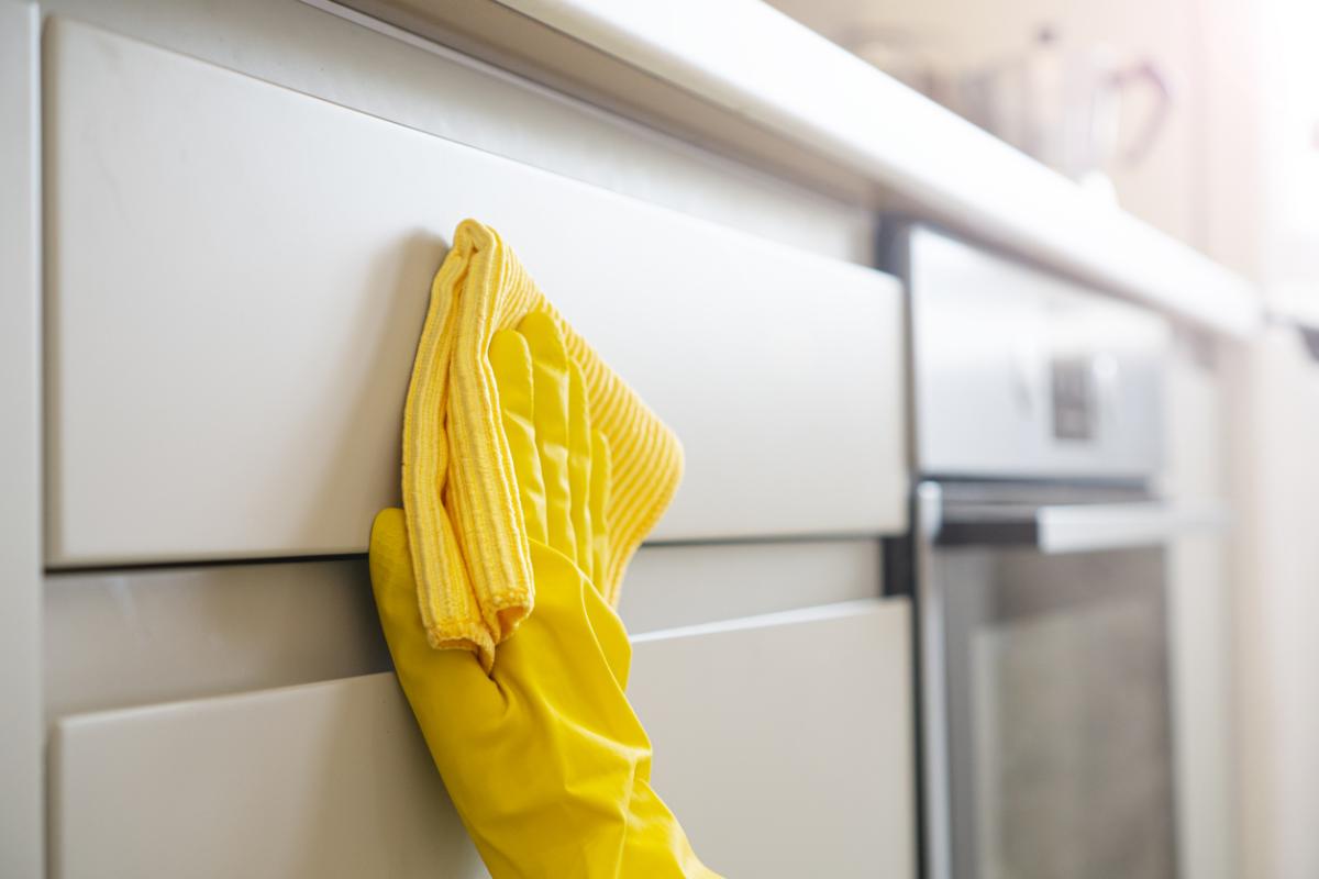 Cómo limpiar los muebles de la cocina