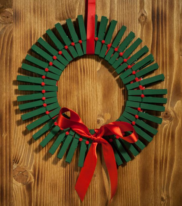 Cómo hacer manualidades recicladas para Navidad - Una corona con pinzas