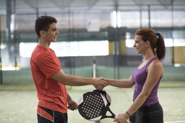 Cómo encontrar jugadores de pádel - Buscar pareja de pádel, entrenadores o pistas de juego en línea