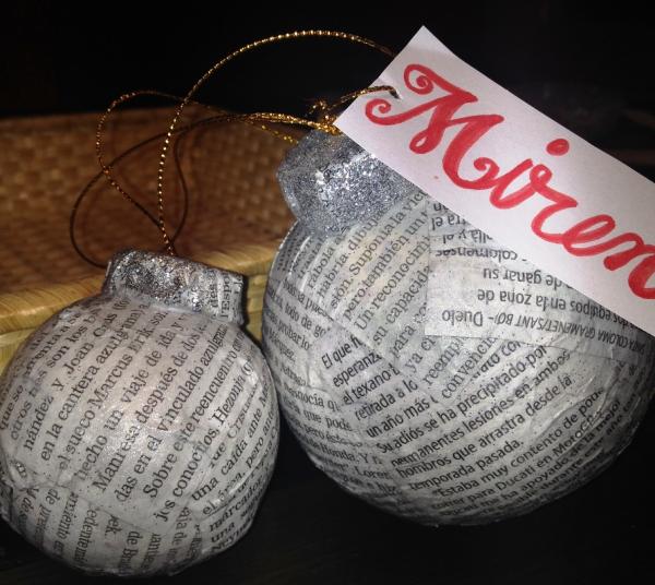 Cómo hacer bolas de Navidad con papel de periódico