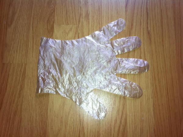 Cómo hacer un pez con un guante de plástico - Paso 1