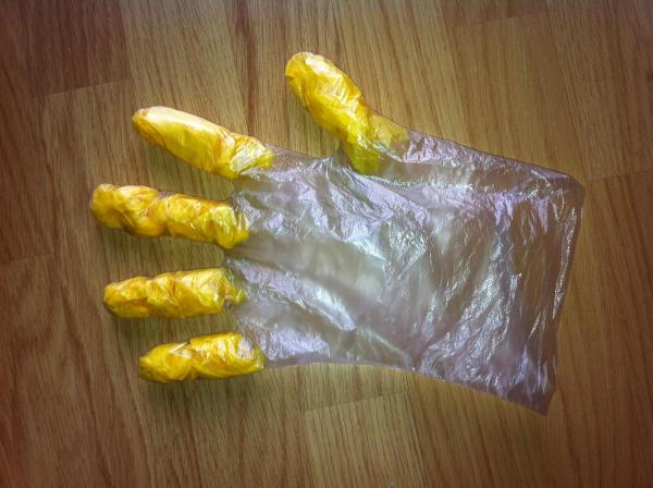 Cómo hacer un pez con un guante de plástico - Paso 2