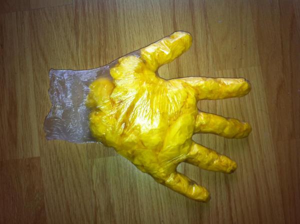 Cómo hacer un pez con un guante de plástico - Paso 3
