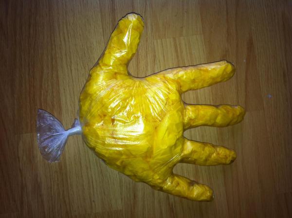 Cómo hacer un pez con un guante de plástico - Paso 4