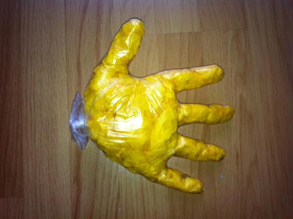 Cómo hacer un pez con un guante de plástico - Paso 5