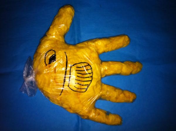 Cómo hacer un pez con un guante de plástico - Paso 6