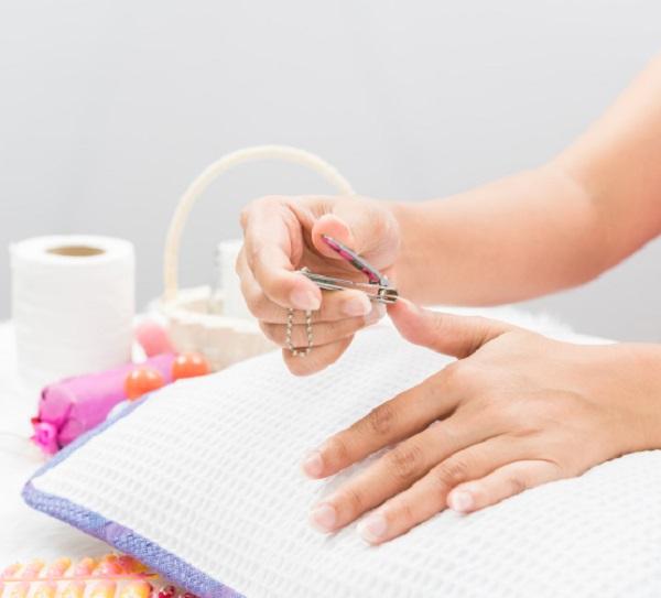 Cómo limar las uñas en punta - Paso 3