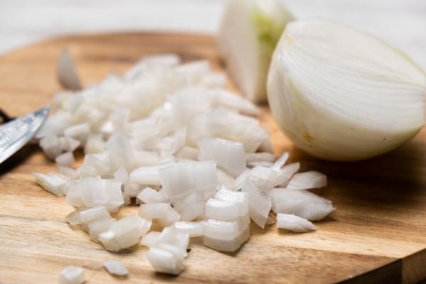 Cómo hacer un guiso de sepia con patatas y guisantes: la receta de la abuela - Paso 1