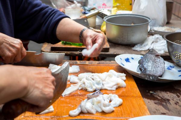 Cómo hacer un guiso de sepia con patatas y guisantes: la receta de la abuela - Paso 3