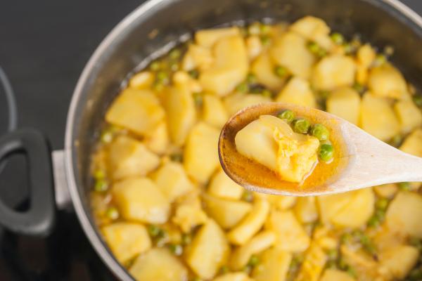 Cómo hacer un guiso de sepia con patatas y guisantes: la receta de la abuela - Paso 6
