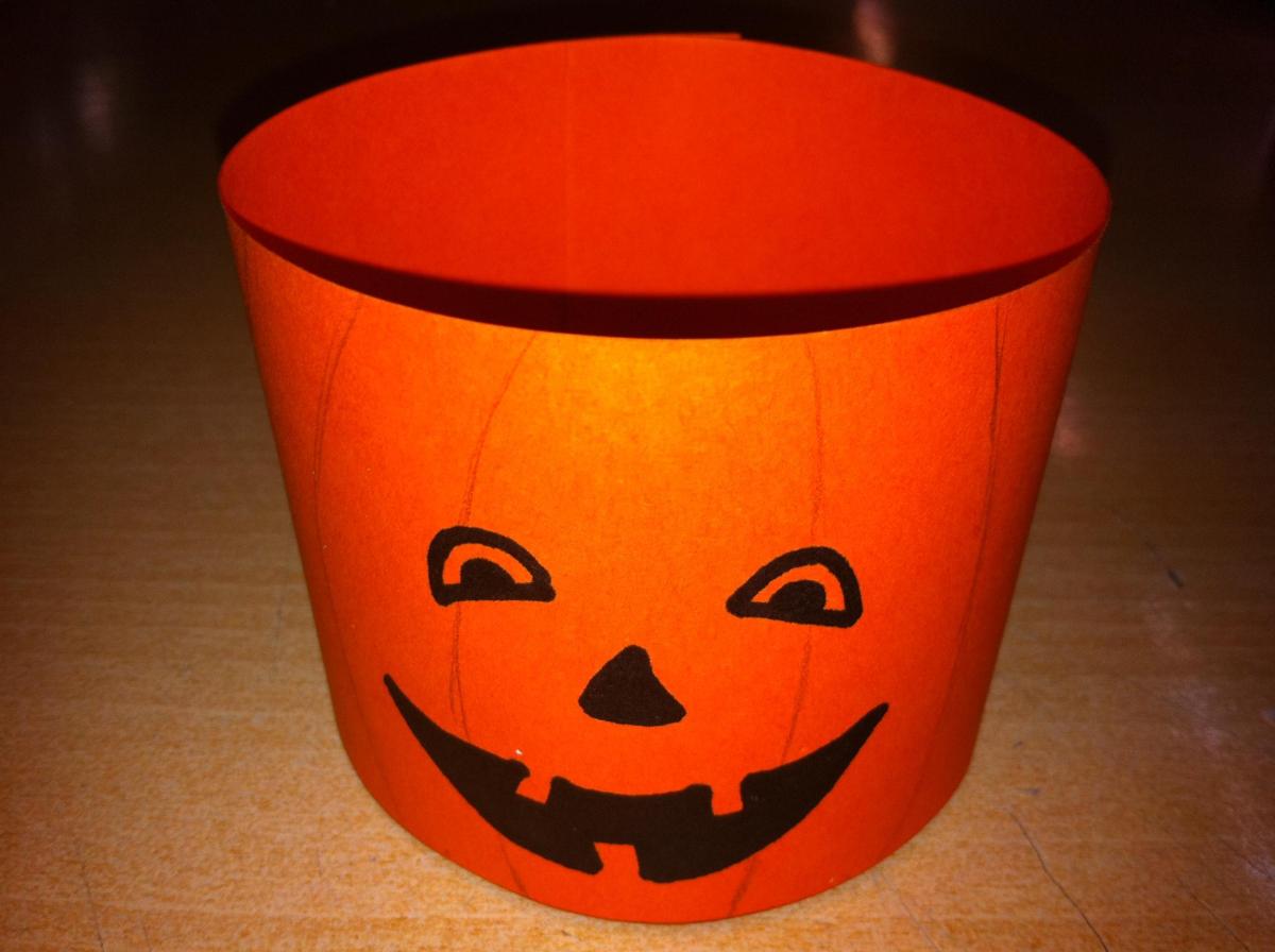 Cómo hacer un bote de calabaza para guardar los caramelos de Halloween