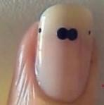 Cómo pintar bigotes en las uñas - Paso 3