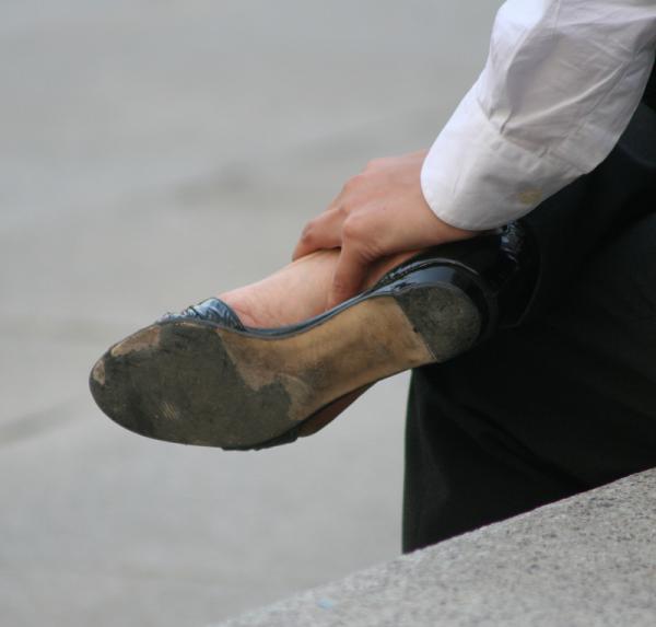 Cómo reducir el dolor de las durezas de los pies