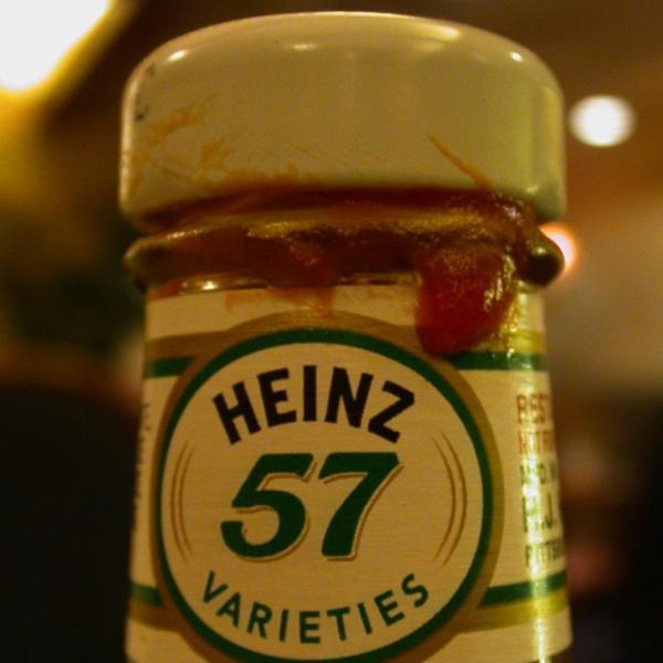 Cómo quitar manchas de salsa en botes de plástico