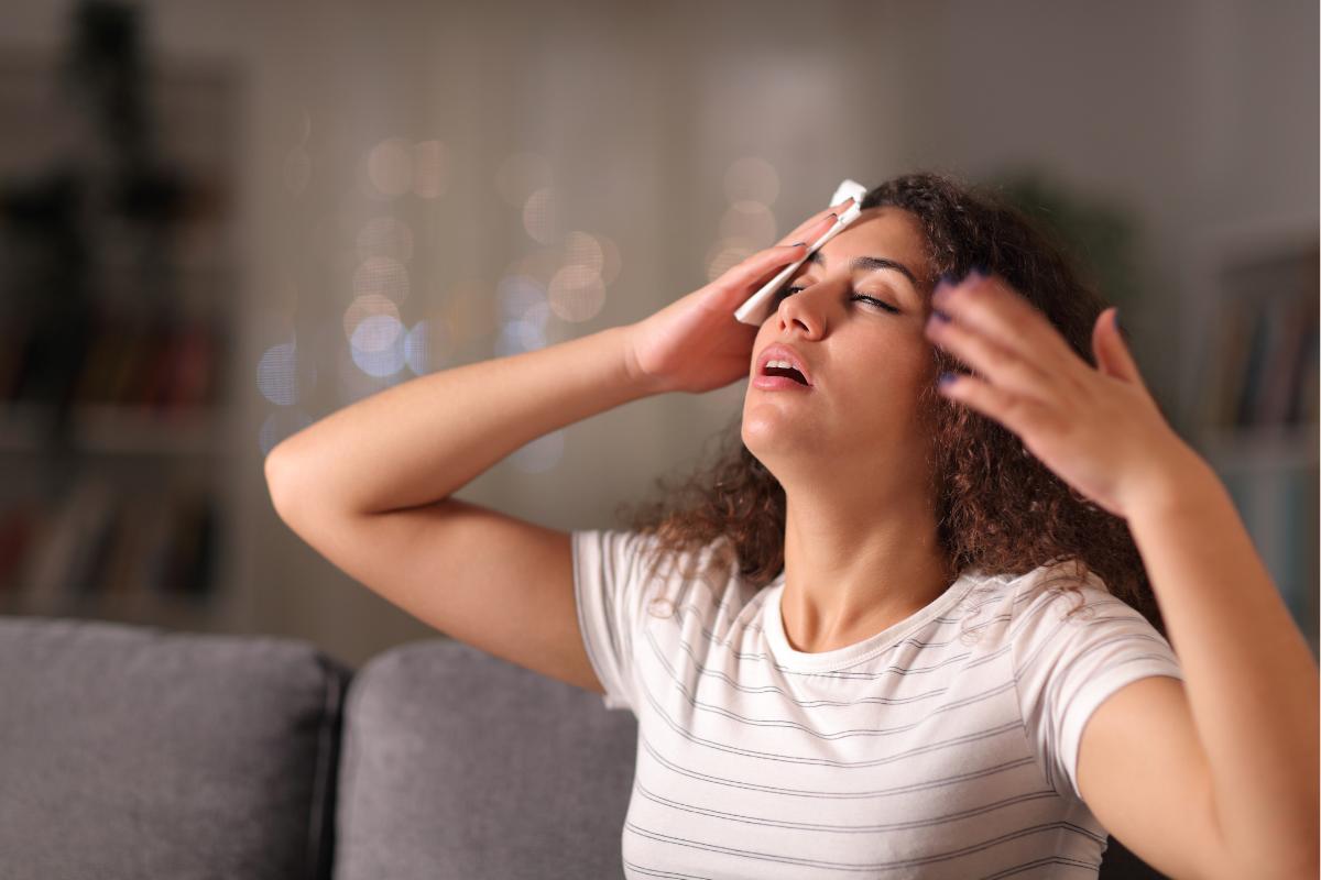 ¿Por qué tengo calor aunque haga frío? Estas son las posibles causas