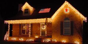 Cómo colocar luces de Navidad en el exterior de la casa