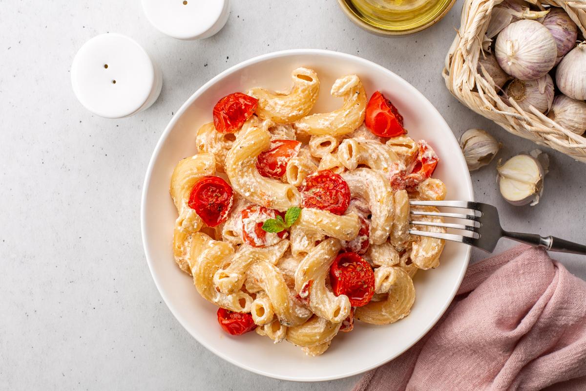 Cómo hacer pasta con tomate cherry y queso feta, una receta deliciosa
