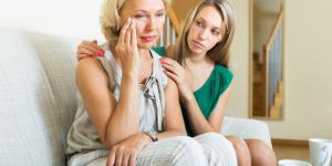 Por qué mi madre se comporta como una adolescente