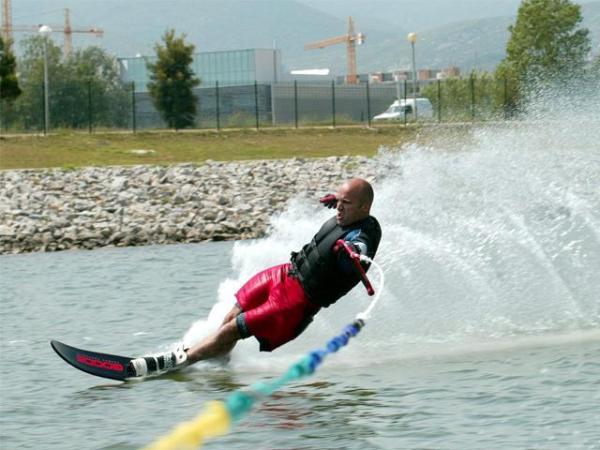 Cómo empezar a hacer esquí slalom en el agua - Paso 1