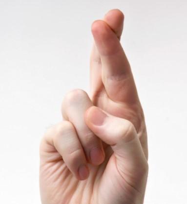 Cuál es el significado de cruzar los dedos