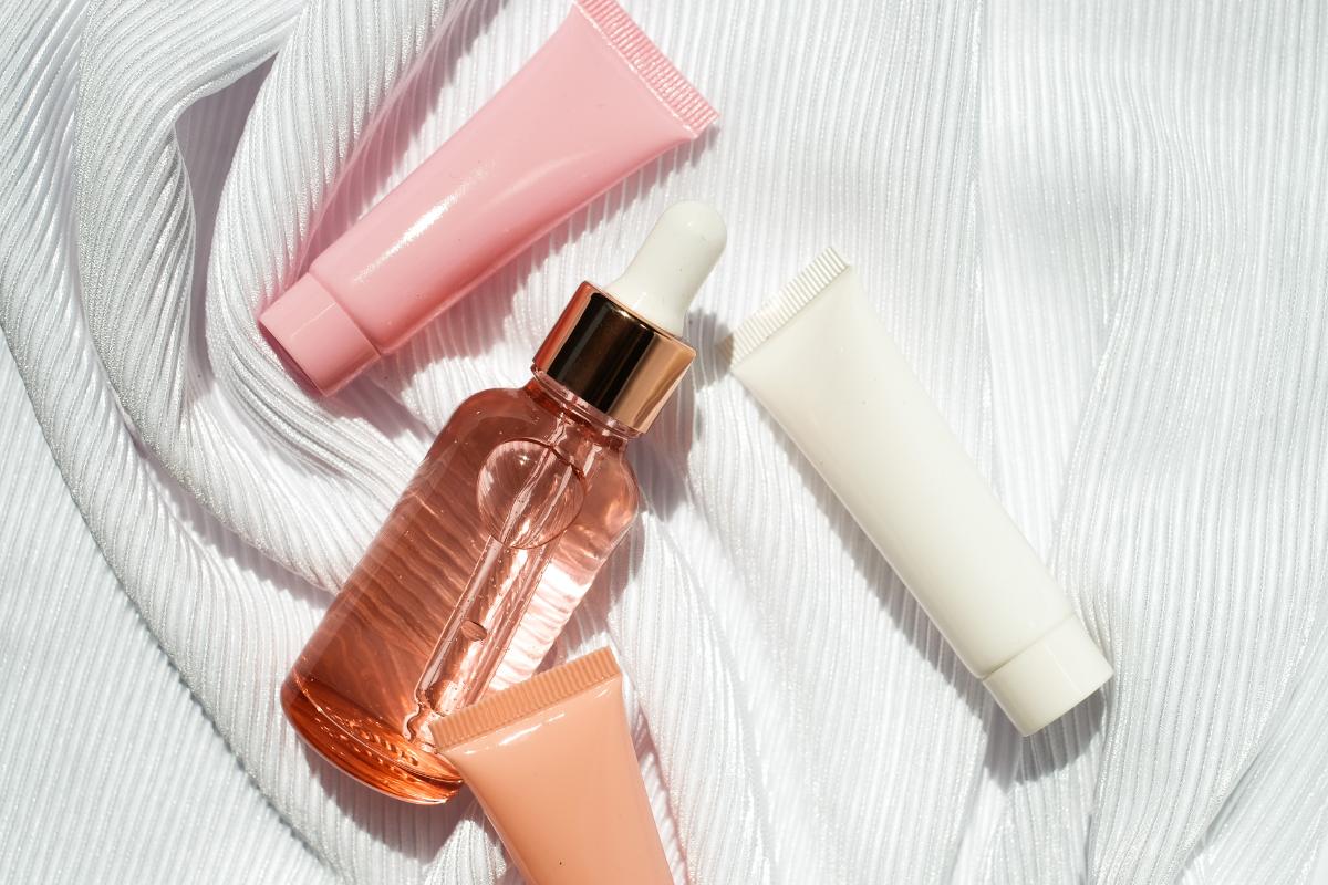 ¿Qué va primero el sérum o la crema? Descubre el orden correcto