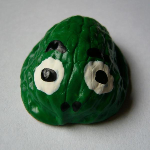 Cómo hacer una rana con una nuez - Paso 3