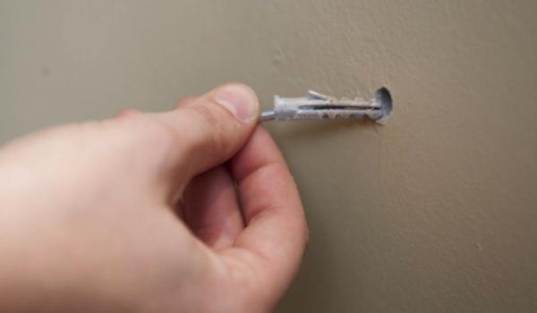 Trucos para retirar un taco de la pared - los más efectivos - Quitar el taco con un tornillo