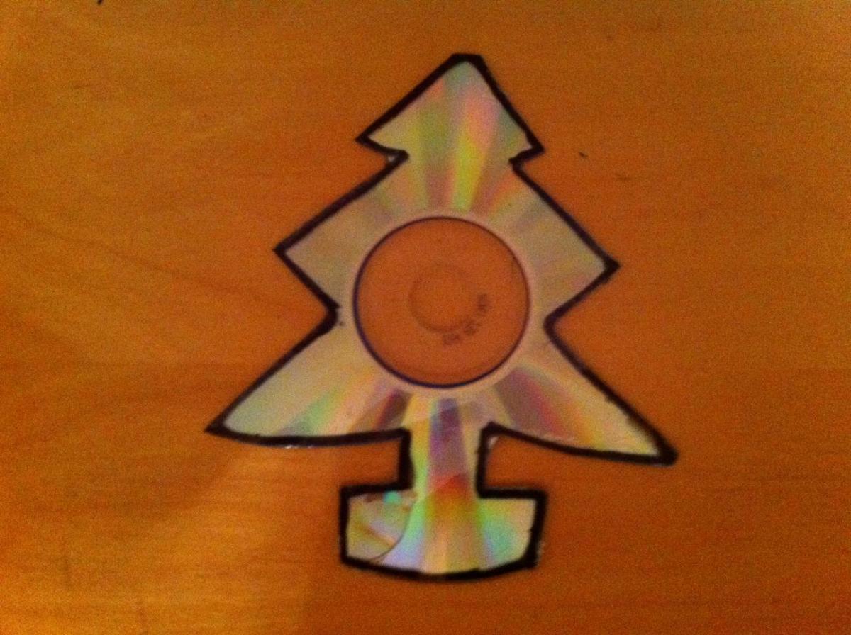 Cómo hacer un adorno para el árbol de Navidad con un cd viejo