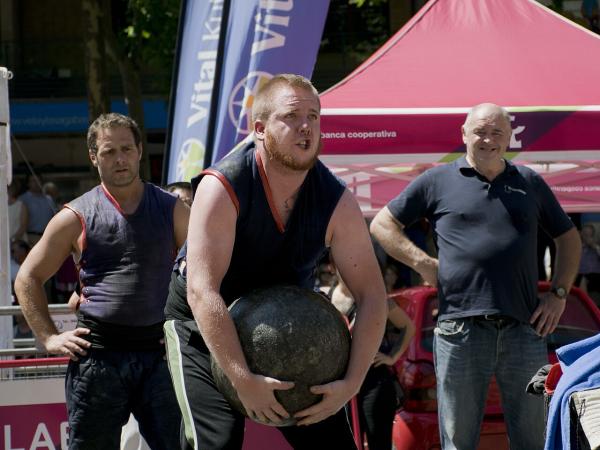 Los deportes de fuerza más populares en el mundo - Levantamiento de piedras
