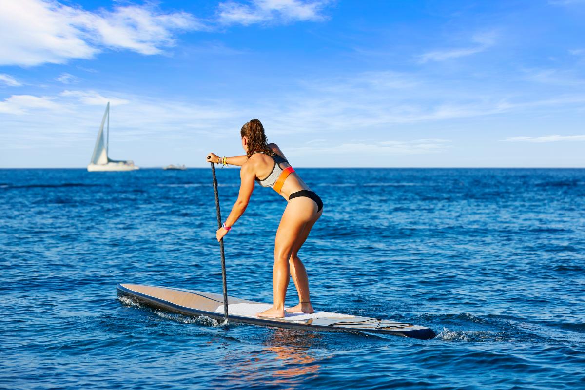 Qué es el paddle surf, cómo se practica este deporte y beneficios