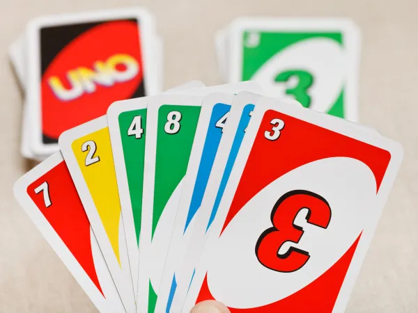 Como jugar al UNO Descubre cuales son las reglas los tipos de cartas que existen y la puntuacion