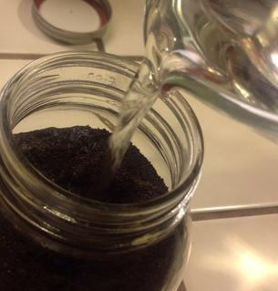 Cómo hacer café con hielo concentrado - Paso 2