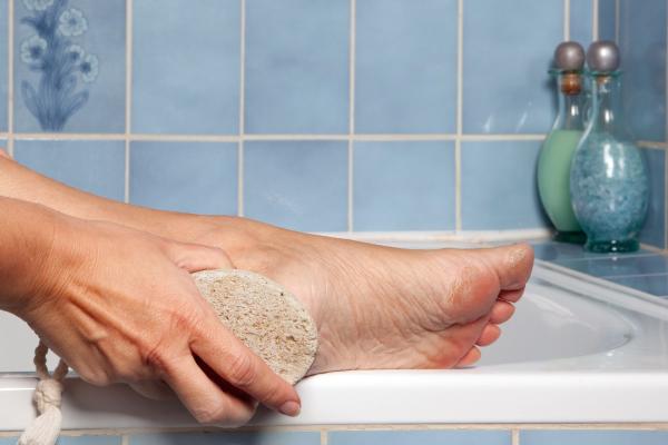 Cómo usar la piedra pómez - Cómo usar la piedra pómez para los callos