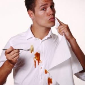 Cómo quitar las manchas de tomate de la ropa