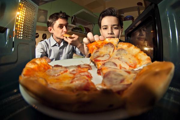 Cómo recalentar pizza sin que quede gomosa - Microondas
