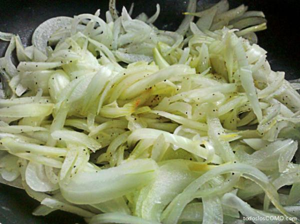 Cómo hacer bruschettas de cebollas caramelizadas, tomates asados y queso mozzarella - Paso 2