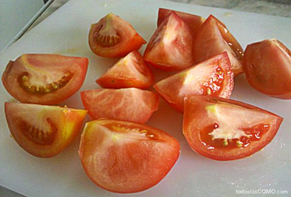 Cómo hacer bruschettas de cebollas caramelizadas, tomates asados y queso mozzarella - Paso 3