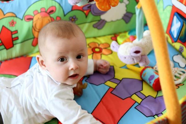 Qué regalar en un baby shower - Manta de juegos