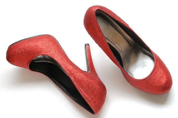 Cómo hacer zapatos brillantes con brillantina